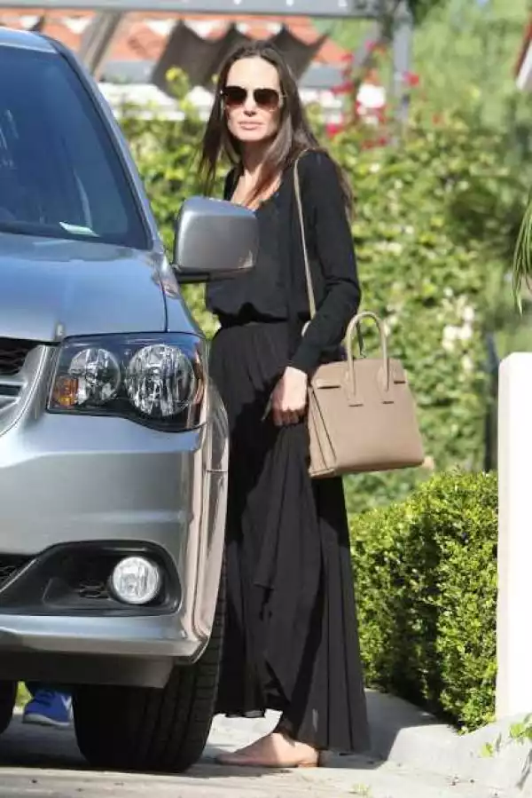 Is Angelina Jolie really divorced? shewas spotted in Los Angeles without wedding ring (photo)